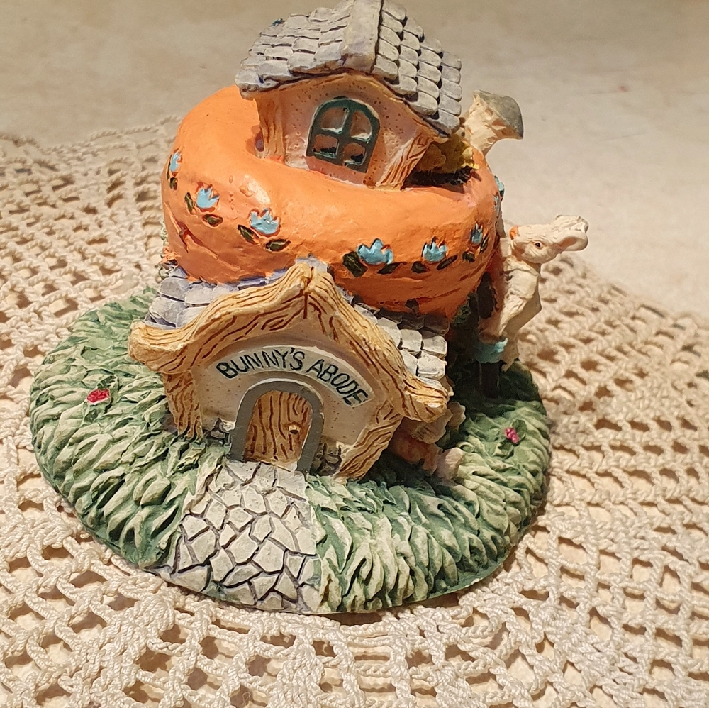 Collectable  carrot patch figurin.  3 inch bunny's abode.